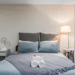 Quiet Victorian Flat, Gloucester Road, Fast Wifi *