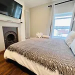 Quiet Victorian Flat, Gloucester Road, Fast Wifi Bristol