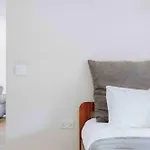 Quiet Victorian Flat, Gloucester Road, Fast Wifi דירה בריסטול