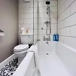 Quiet Victorian Flat, Gloucester Road, Fast Wifi * בריסטול