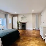 Quiet Victorian Flat, Gloucester Road, Fast Wifi דירה *