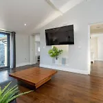 Quiet Victorian Flat, Gloucester Road, Fast Wifi * בריסטול