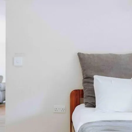 Quiet Victorian Flat, Gloucester Road, Fast Wifi アパート ブリストル