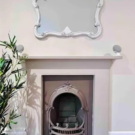 Apartment Quiet Victorian Flat, Gloucester Road, Fast Wifi Bristol