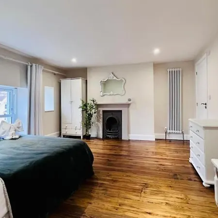Quiet Victorian Flat, Gloucester Road, Fast Wifi アパート *