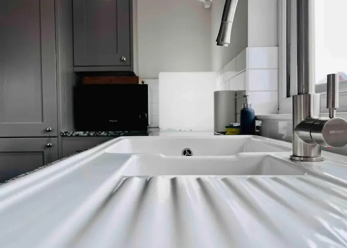 Quiet Victorian Flat, Gloucester Road, Fast Wifi Apartman Bristol