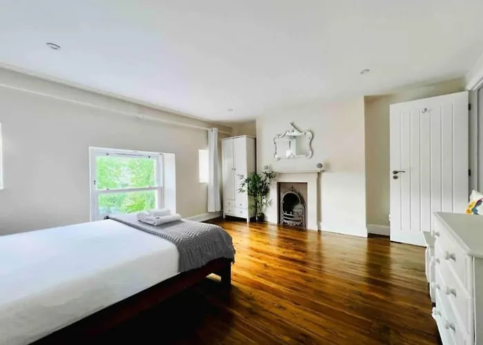 Quiet Victorian Flat, Gloucester Road, Fast Wifi Bristol