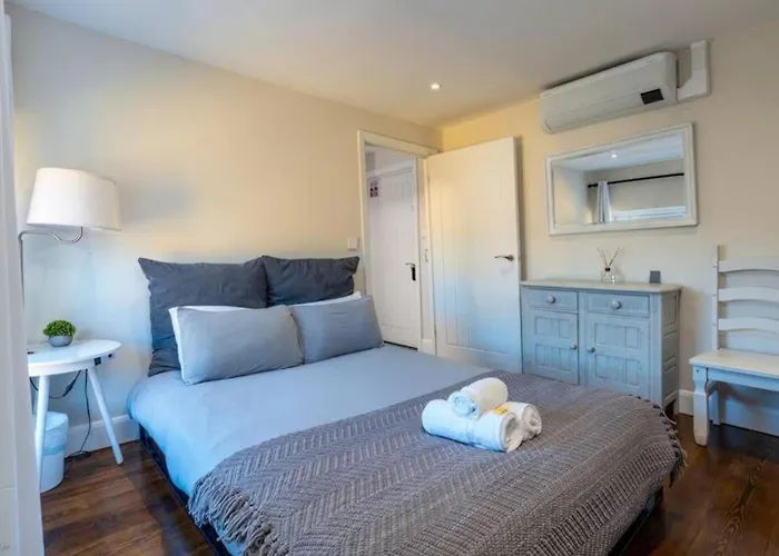 Quiet Victorian Flat, Gloucester Road, Fast Wifi Apartman Bristol