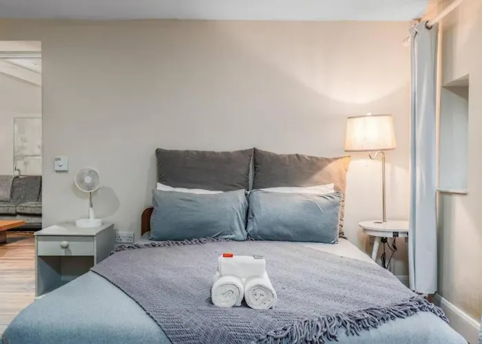 Quiet Victorian Flat, Gloucester Road, Fast Wifi *