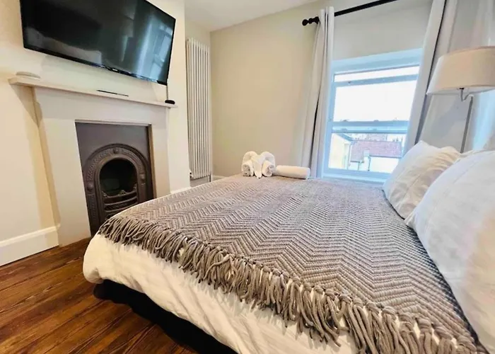 Quiet Victorian Flat, Gloucester Road, Fast Wifi Bristol