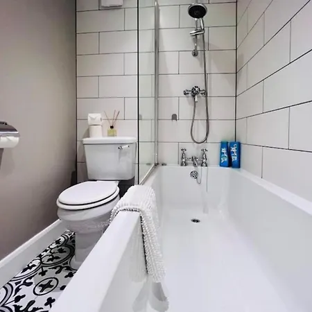 Quiet Victorian Flat, Gloucester Road, Fast Wifi * בריסטול