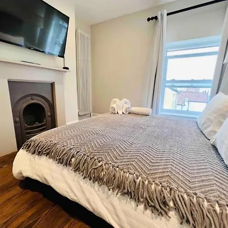 Quiet Victorian Flat, Gloucester Road, Fast Wifi בריסטול