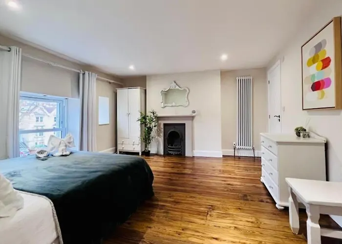 Quiet Victorian Flat, Gloucester Road, Fast Wifi Apartment *